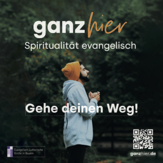 Junger Mann mit Mütze hält betend die Hände. Er steht in der Natur. Die Überschrift heißt "Ganzheit" und verweist auf das neue Portal für Spiritualität der ELKB